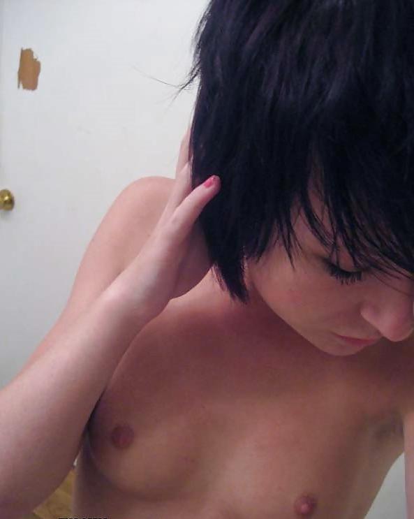 25P Beautiful Busty Teen Selfies 