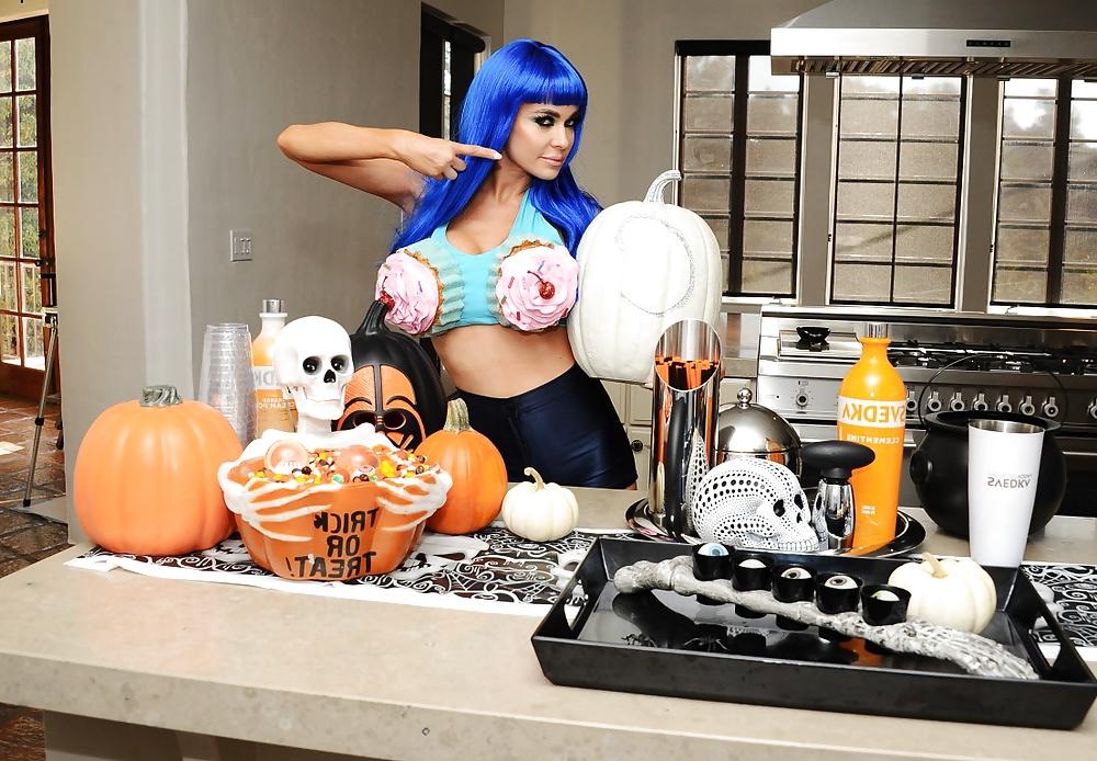 25P Carmen Electra Halloween outfit 2014 
