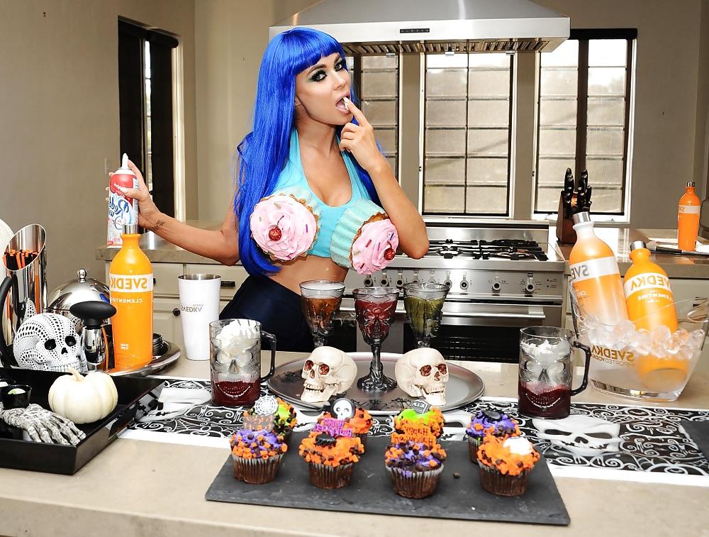 25P Carmen Electra Halloween outfit 2014 