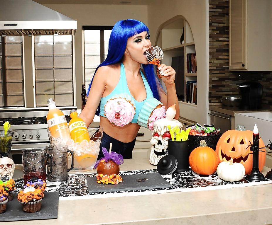25P Carmen Electra Halloween outfit 2014 