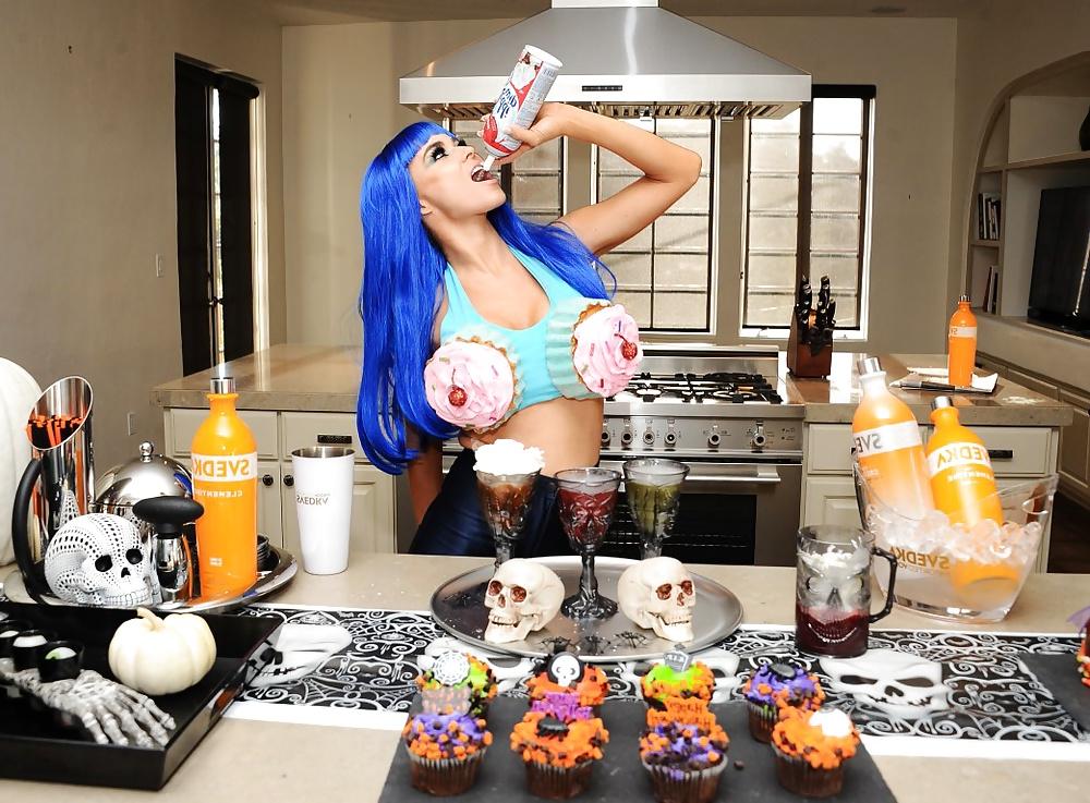 25P Carmen Electra Halloween outfit 2014 