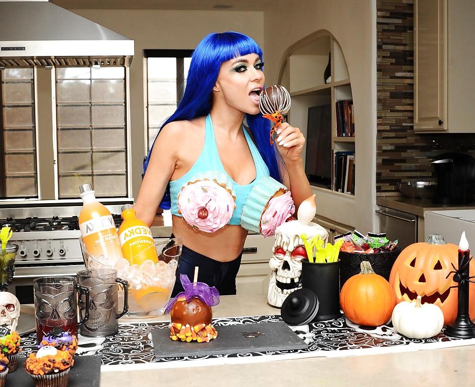 25P Carmen Electra Halloween outfit 2014 