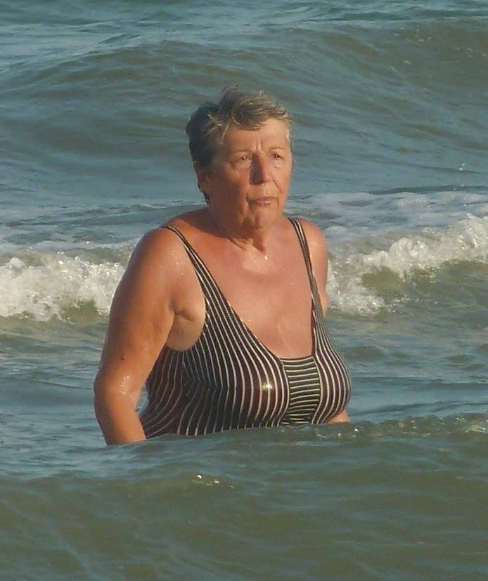 21P Mature Tits In Swimwear