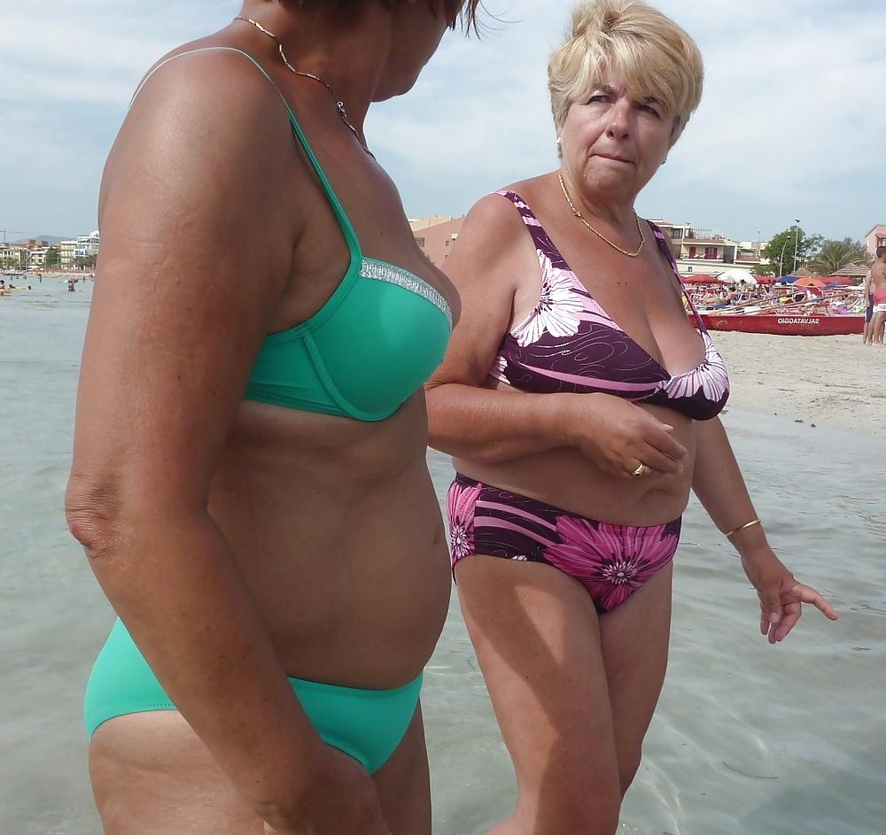 21P Mature Tits In Swimwear