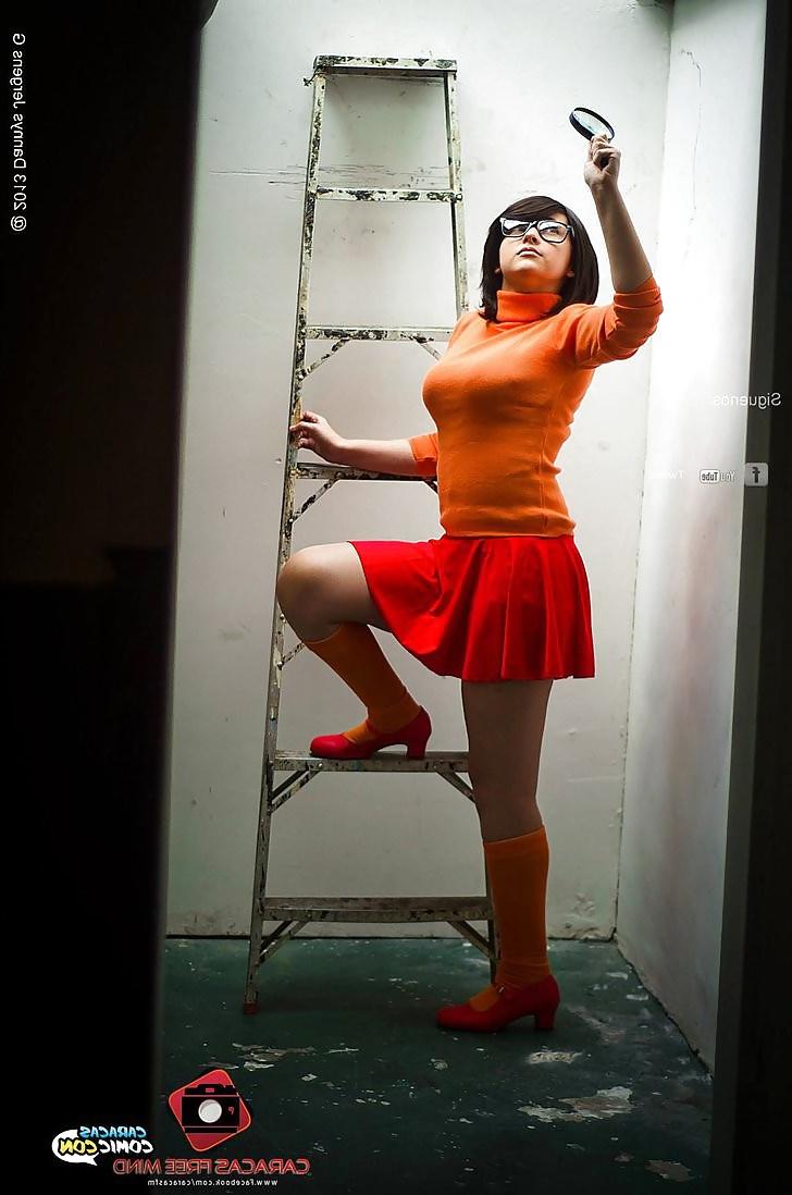 15P Velma Cosplay (Scooby Doo)