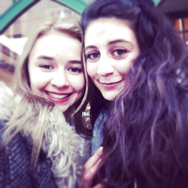 25P Manon 3 et Pauline deux chiennes a souiller