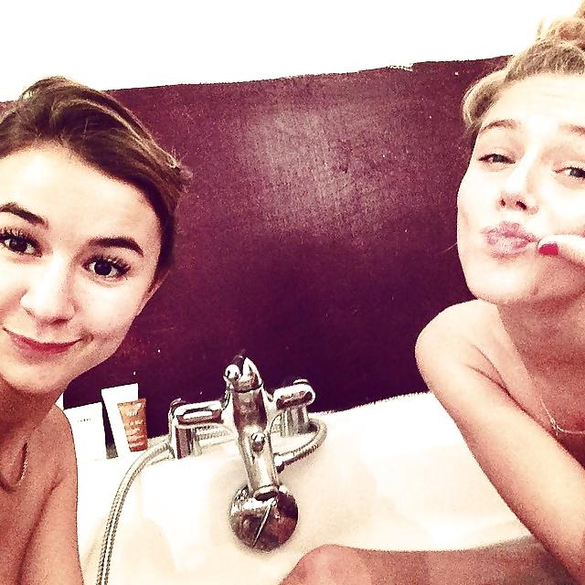 25P Manon 3 et Pauline deux chiennes a souiller