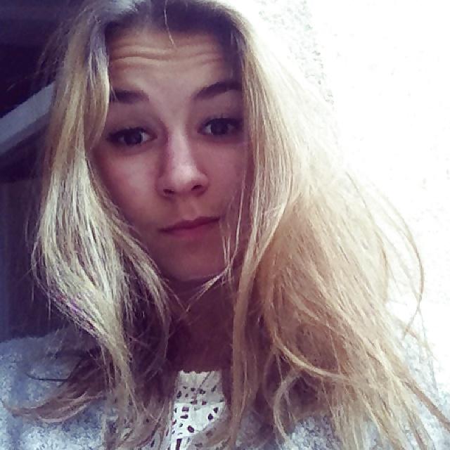 25P Manon 3 et Pauline deux chiennes a souiller