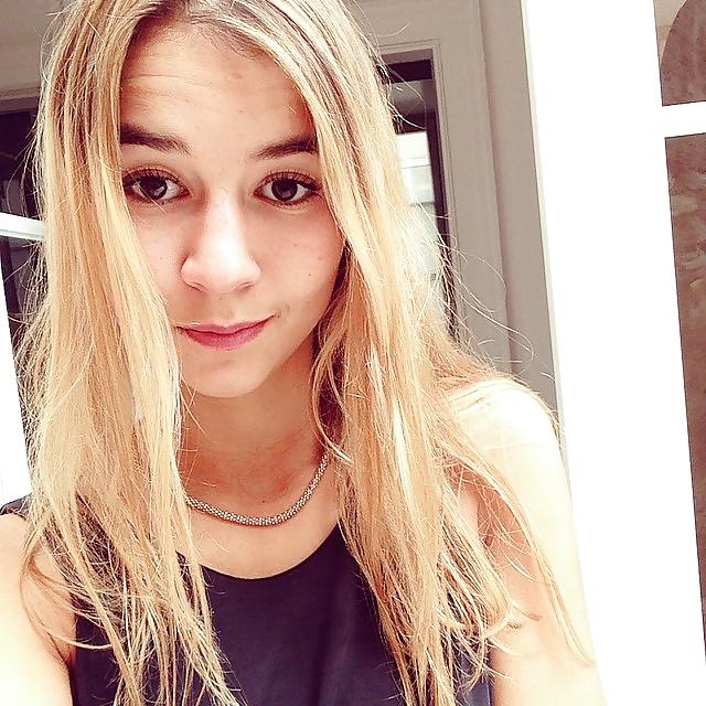 25P Manon 3 et Pauline deux chiennes a souiller