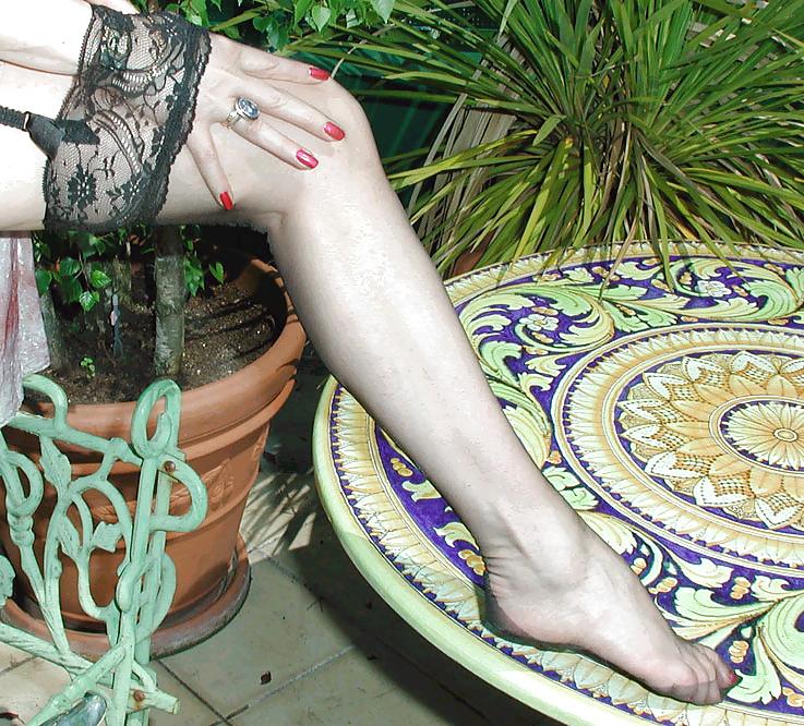 25P Mature French lady loves fine nylons