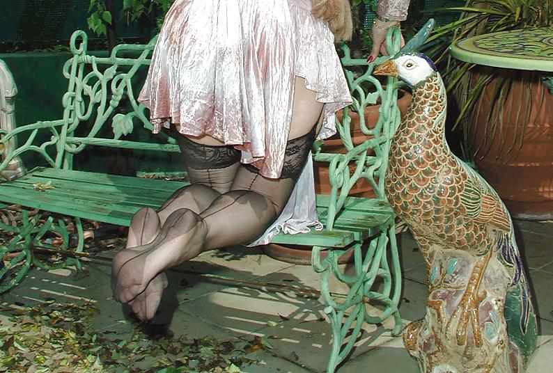 25P Mature French lady loves fine nylons