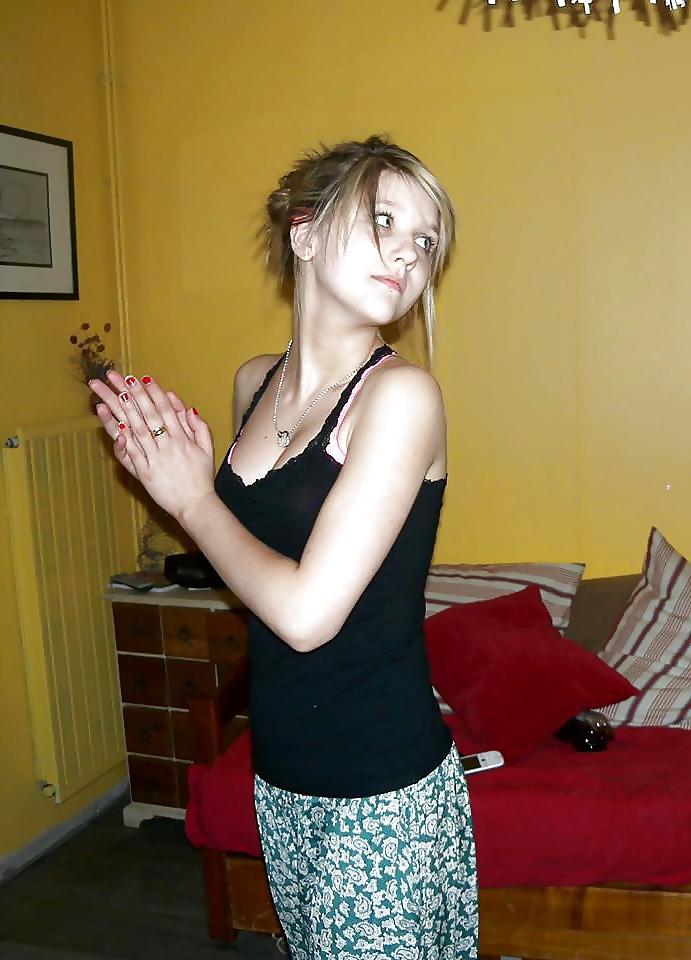25P Justine 19 ans Blondasse a salir