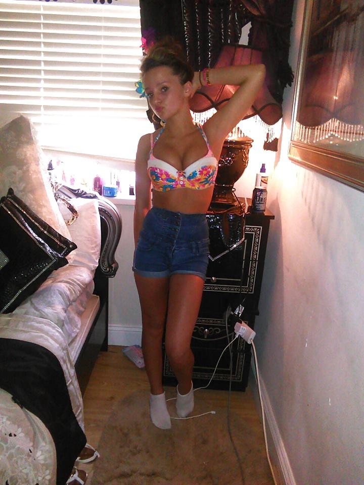 25P Cute Gypsy Girl With A Great Body