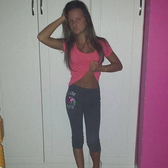 25P Cute Gypsy Girl With A Great Body