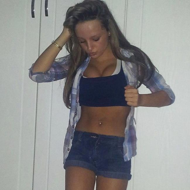 25P Cute Gypsy Girl With A Great Body