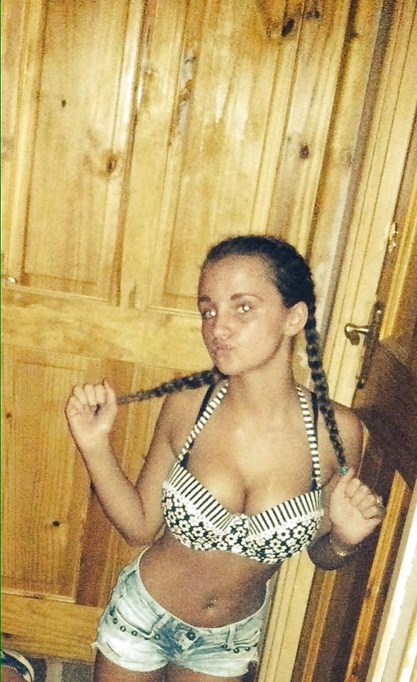 25P Cute Gypsy Girl With A Great Body