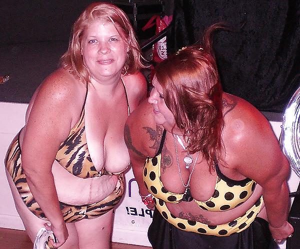 20P Saggy tits in swimsuit.