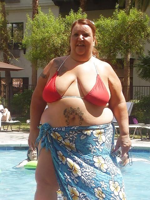 20P Saggy tits in swimsuit.