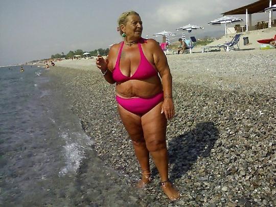20P Saggy tits in swimsuit.