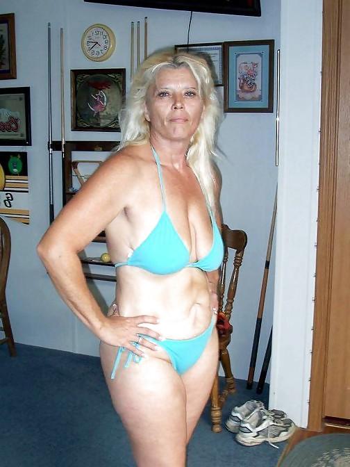 20P Saggy tits in swimsuit.