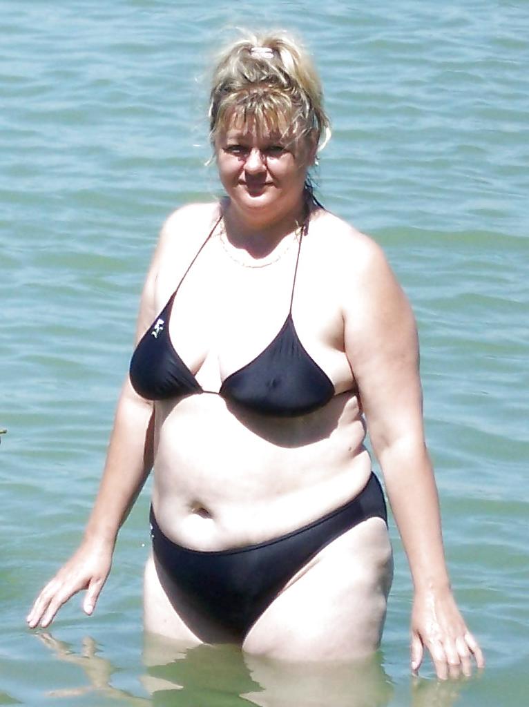 20P Saggy tits in swimsuit.