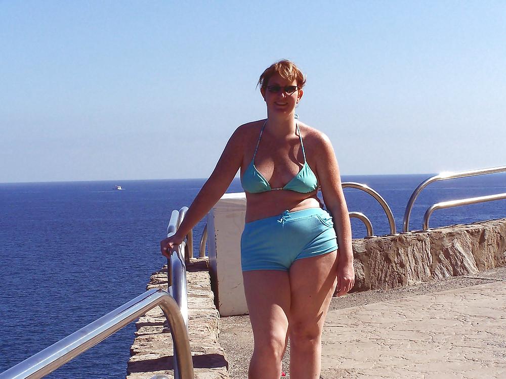 20P Saggy tits in swimsuit.