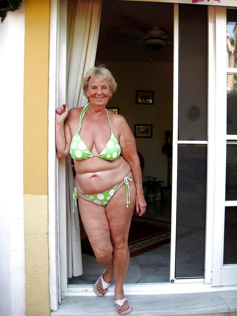 20P Saggy tits in swimsuit.