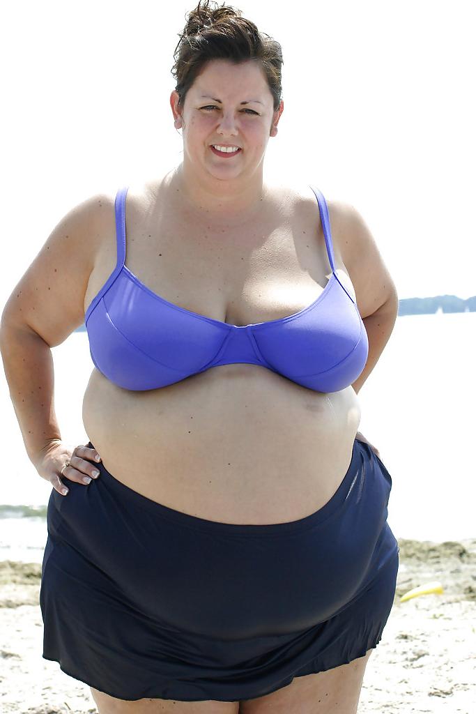 20P Saggy tits in swimsuit.