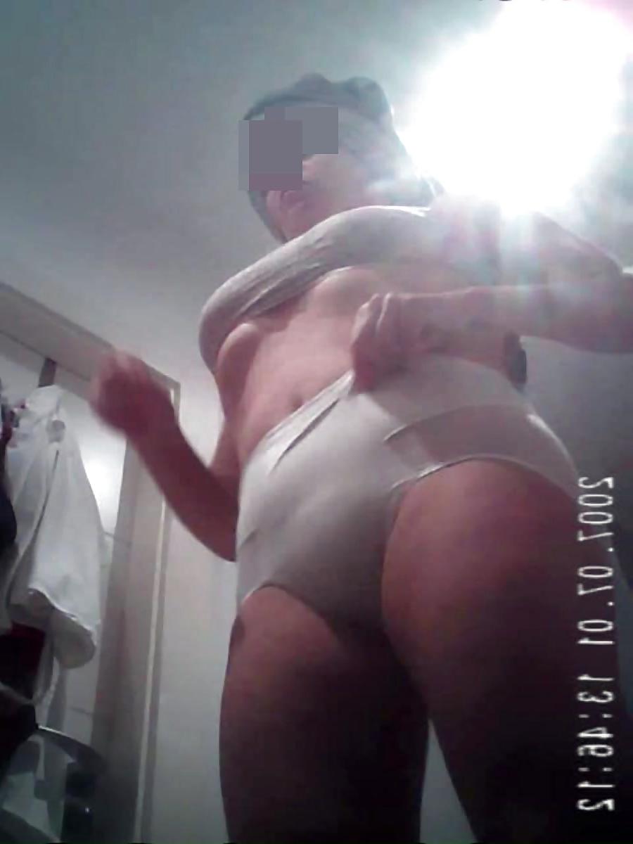 25P My hot wife dressing for party 2