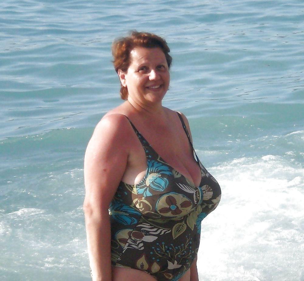 25P Swimsuit grannies
