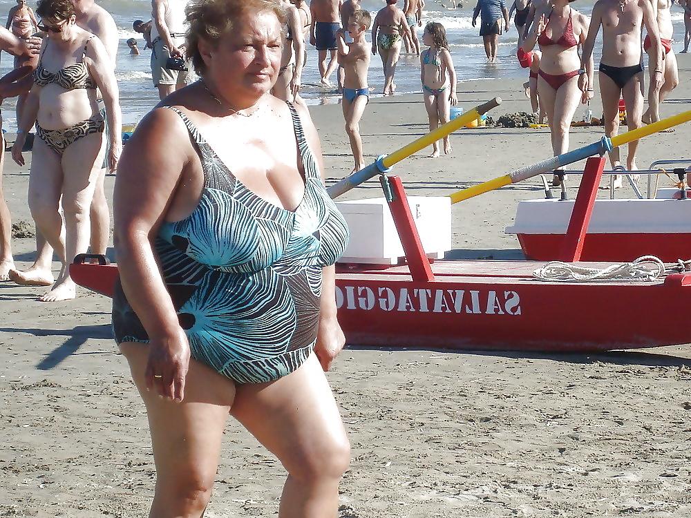 25P Swimsuit grannies