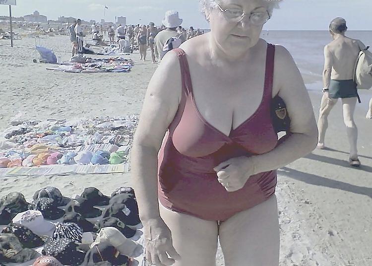 25P Swimsuit grannies