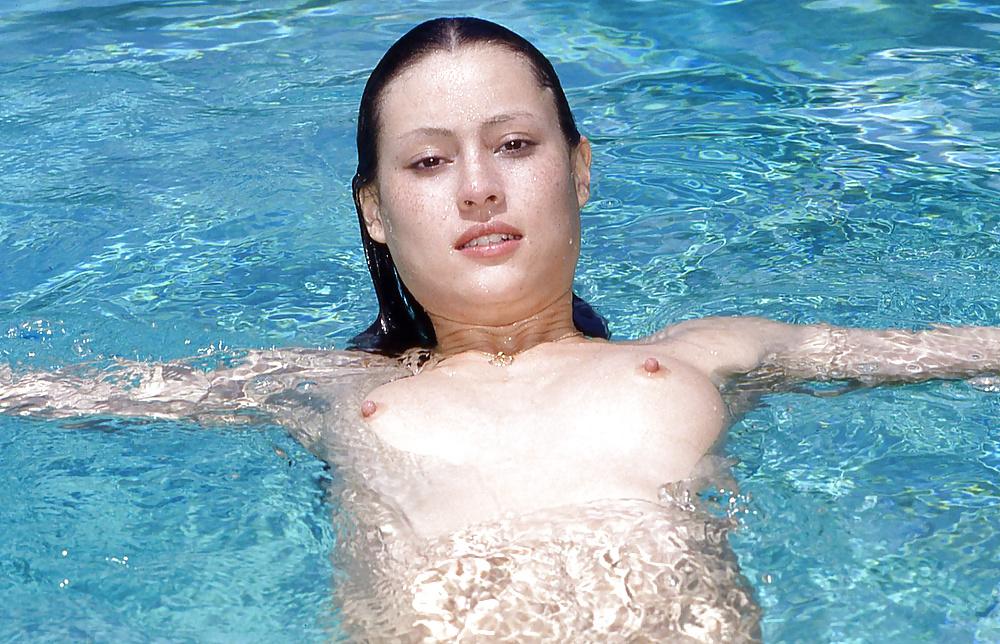 15P Beauty at the swimming pool 04