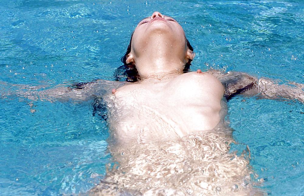 15P Beauty at the swimming pool 04