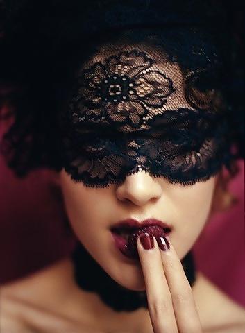 25P Sensual Women In Masks