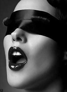 25P Sensual Women In Masks
