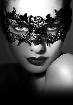 25P Sensual Women In Masks