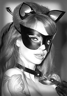 25P Sensual Women In Masks