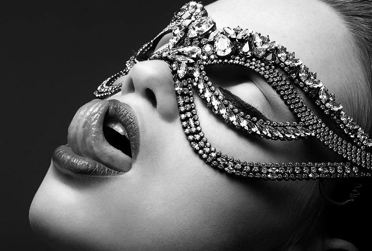 25P Sensual Women In Masks
