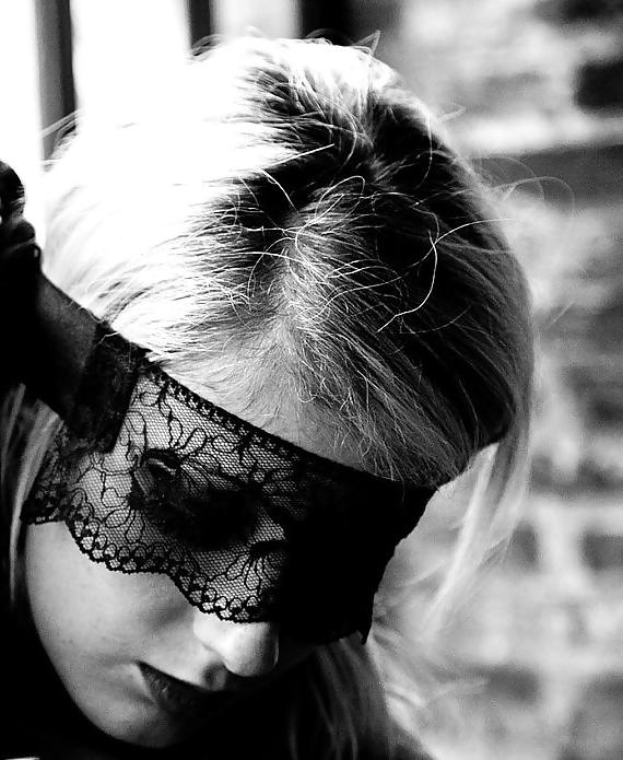 25P Sensual Women In Masks