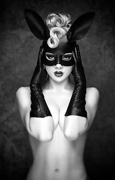 25P Sensual Women In Masks