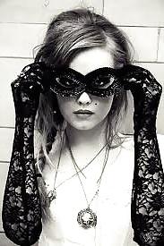 25P Sensual Women In Masks