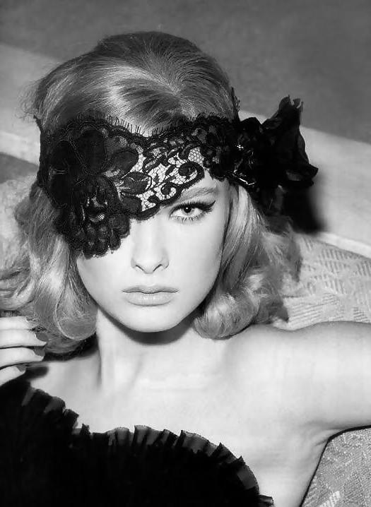 25P Sensual Women In Masks