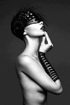 25P Sensual Women In Masks