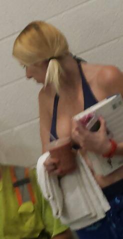 4P Big saggy tits in swimsuit
