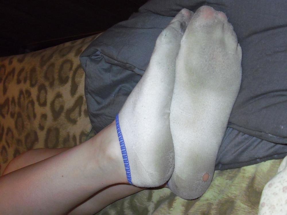 20P Girl with dirty stinky ripped sox