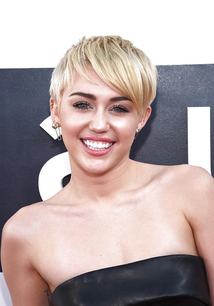 22P Miley Cyrus - Tight Teen Slut for a Hard Fuck !!!