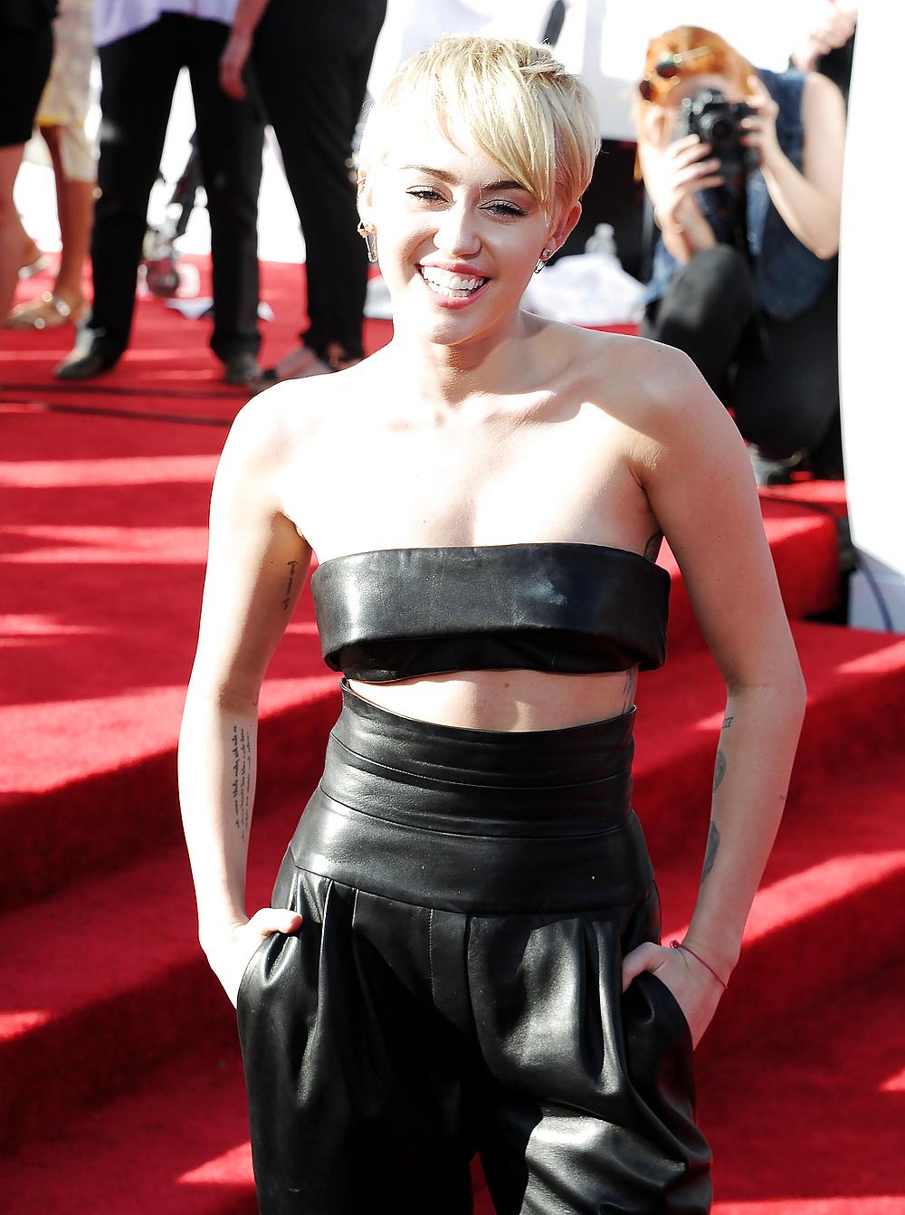 22P Miley Cyrus - Tight Teen Slut for a Hard Fuck !!!