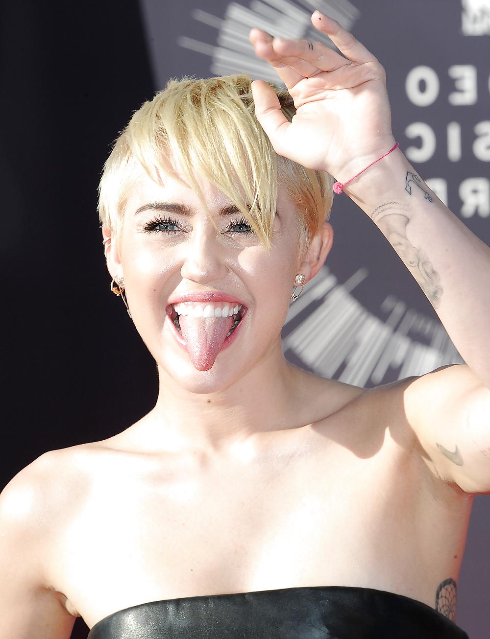 22P Miley Cyrus - Tight Teen Slut for a Hard Fuck !!!