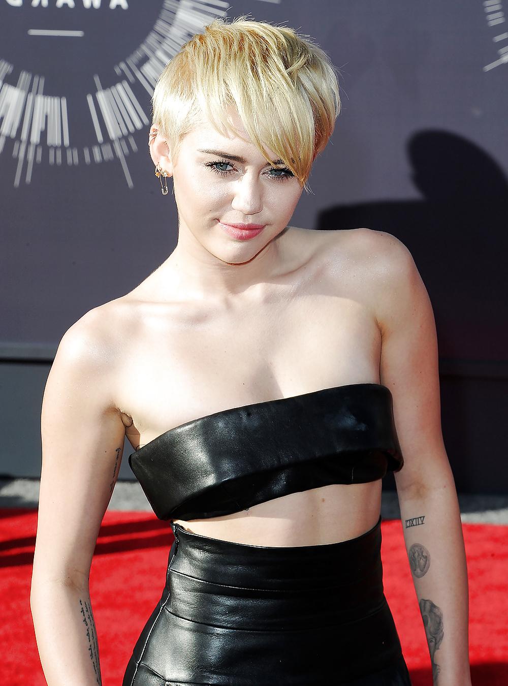 22P Miley Cyrus - Tight Teen Slut for a Hard Fuck !!!
